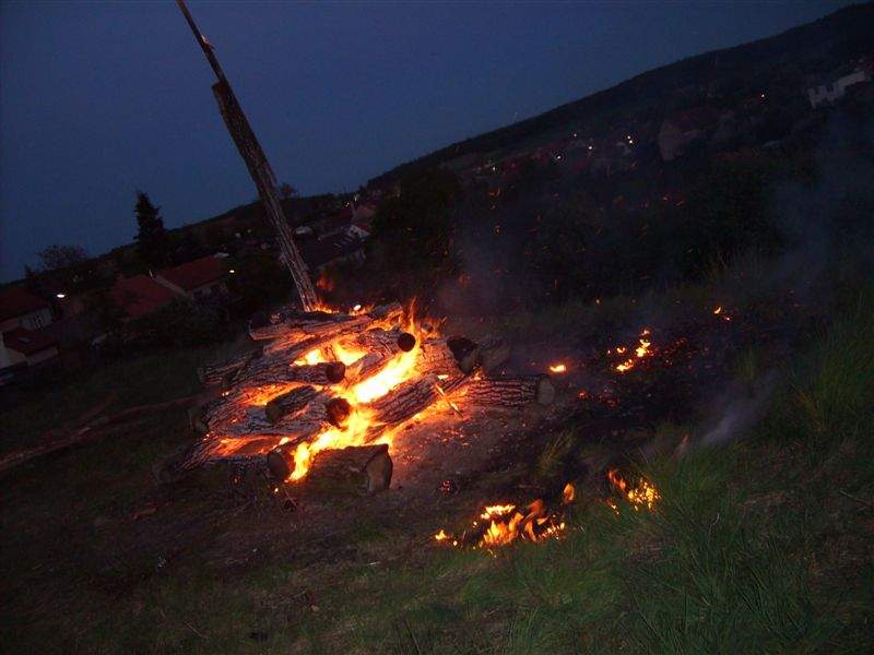 Plameny se podařilo udržet v prostoru ohniště a vatra postupně hořela až dohořela..