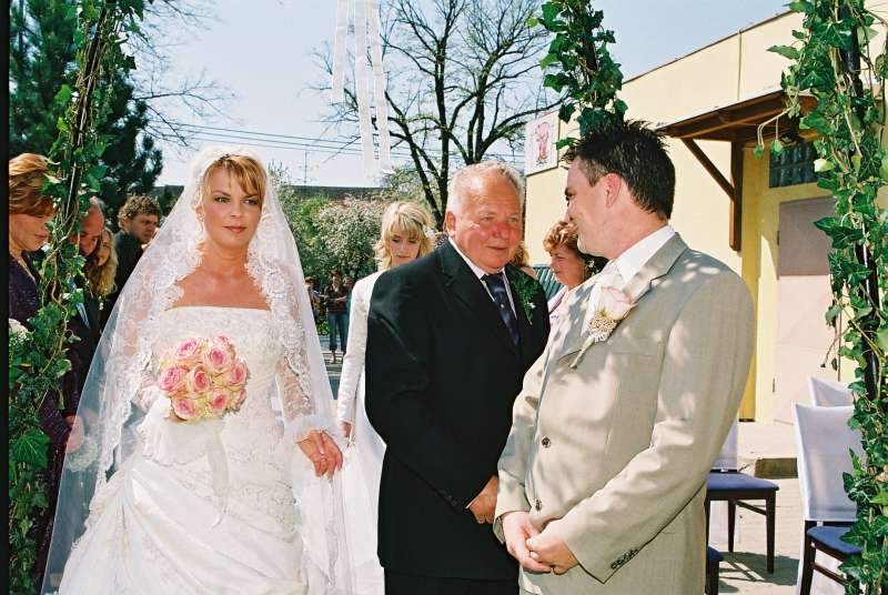 Otec nevěsty předává nevěstu i pár posledních rad:-)