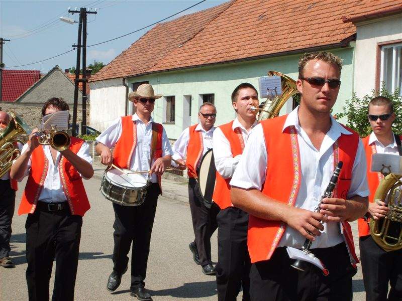 Poté co prošli hasiči obcí, šli v průvodu od obecního úřadu k hasičské zbrojnici a k pomníku obětem 1. světové války.