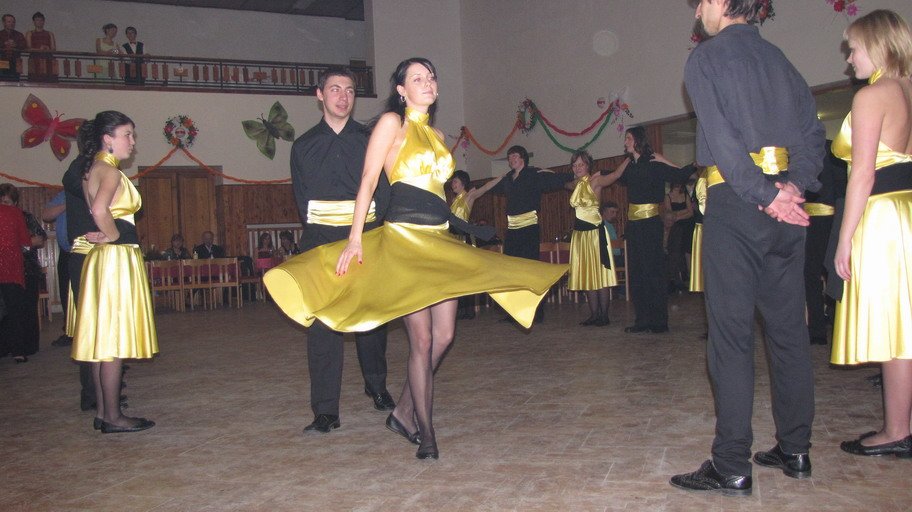 Poznávám prvky tanců syrtos a tsamikos i původně neřecké sirtaki:
