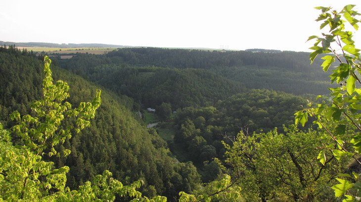Výhled do údolí řeky Oslavky z hradu Levnova. Hrad Levnov je také nazývan Ketkovák nebo Ketkovský hrad.