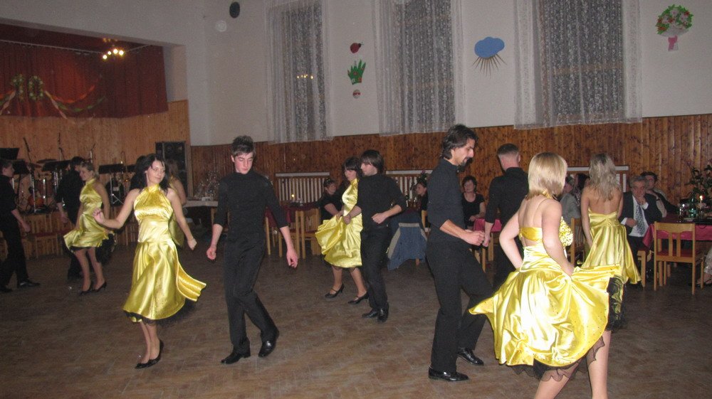 Po uvítání, které pronesl starosta obce, mohla ples zahájit taneční skupina zvaná "Taneční skupina z Březníka":