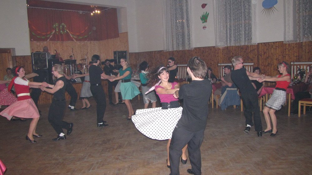 A to už je na parketu opět taneční skupina z Březníka:
