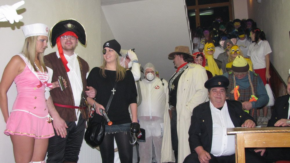 Masky se už řadí v předsálí: piráti, krotitelé duchů, šerif, hasič :)