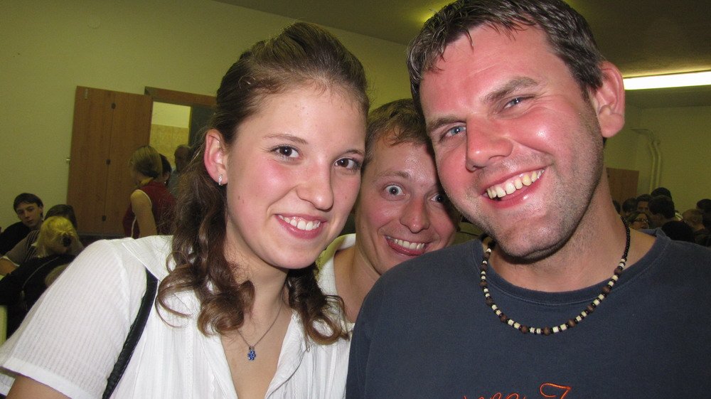 Víte, kdo to jsou tzv. "photo bombers"? Ničí fotky tím, že někomu cizímu skočí do záběru.. takže pak například zde, jinak vcelku romantická fotka, získává úplně jiný rozměr:)