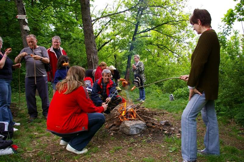 Peceni burtu na rozcesti Panorama s mensi vyhlidkou pres bujici vegetaci