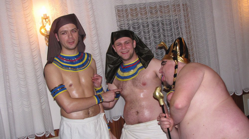 Hned na začátku jsme vyrušili faraona při jeho oblíbené rozkoši: