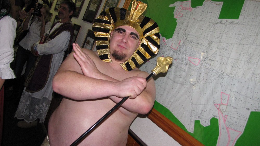 Faraon před mapou Horního Egypta: