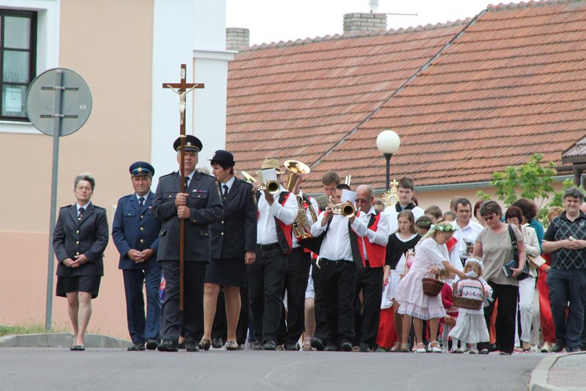 Průvod k druhému oltáři: