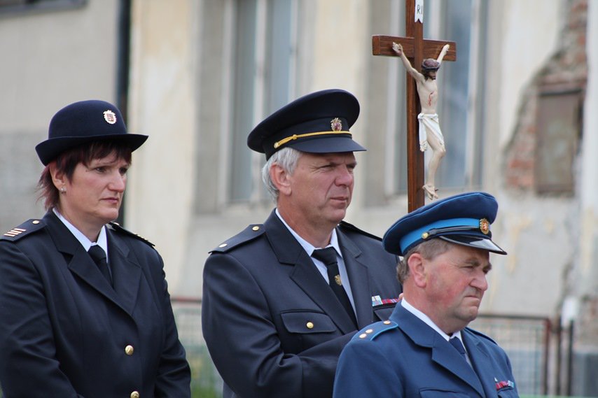 V čele průvodu šli zástupci sboru dobrovolných hasičů Mohelno: