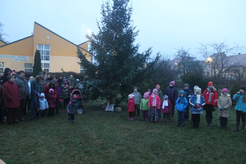 Besídka byla zahájena vystoupením žáků základní školy pod vedením Dagmar Frolcové: