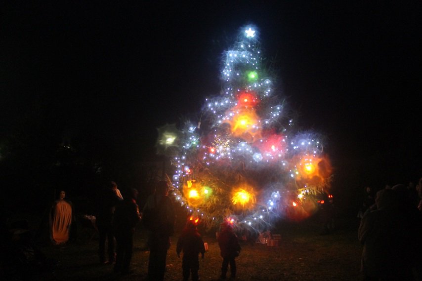 Po rozdání balíčků následovalo slavnostní rozsvícení vánočního stromu: