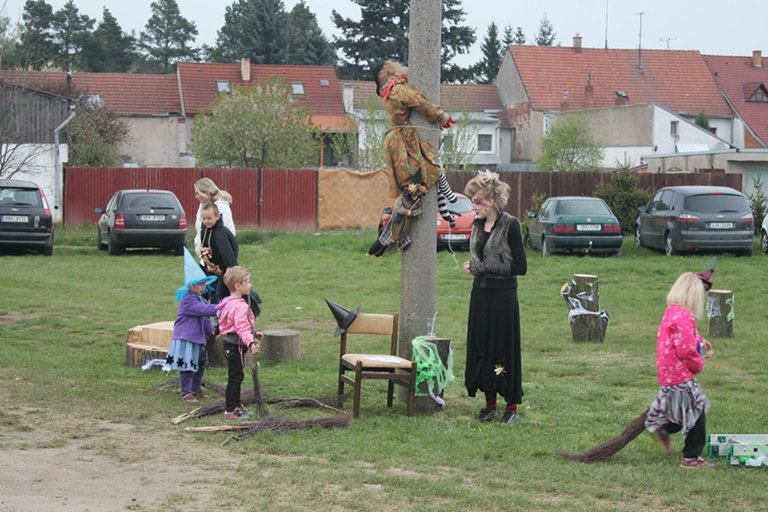 Tady jedna z čarodějnic trefila betonový sloup: