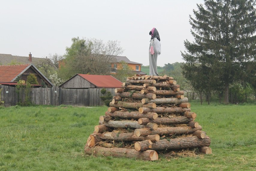 Nakonec se podařilo jednu z čarodějnic chytnout a nasadit na hranici: