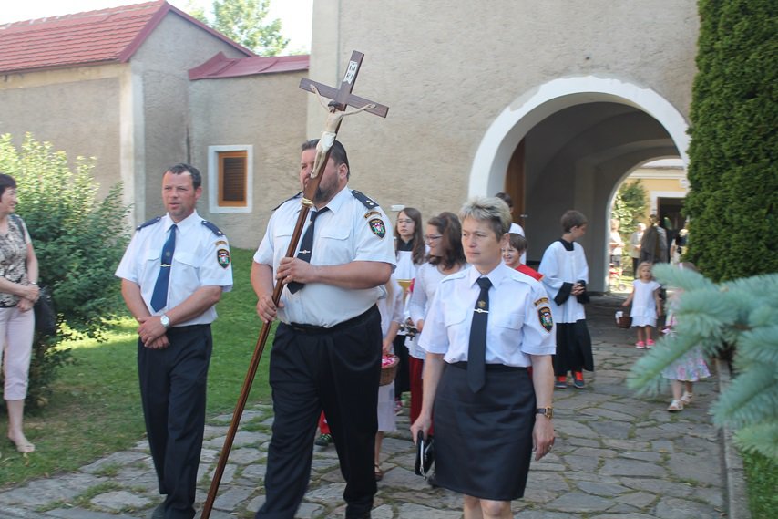 Neobvykle v 8 hodin ráno začla mše svatá, kterou v 9 hodin následoval průvod městysem Mohelno.