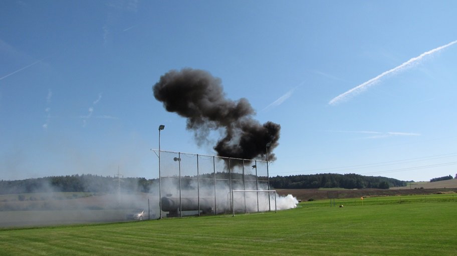 Na závěr to trochu bouchlo a všichni s napětím očekávali, zda z toho kouře vyleze pyrotechnik celý. Vylezl.