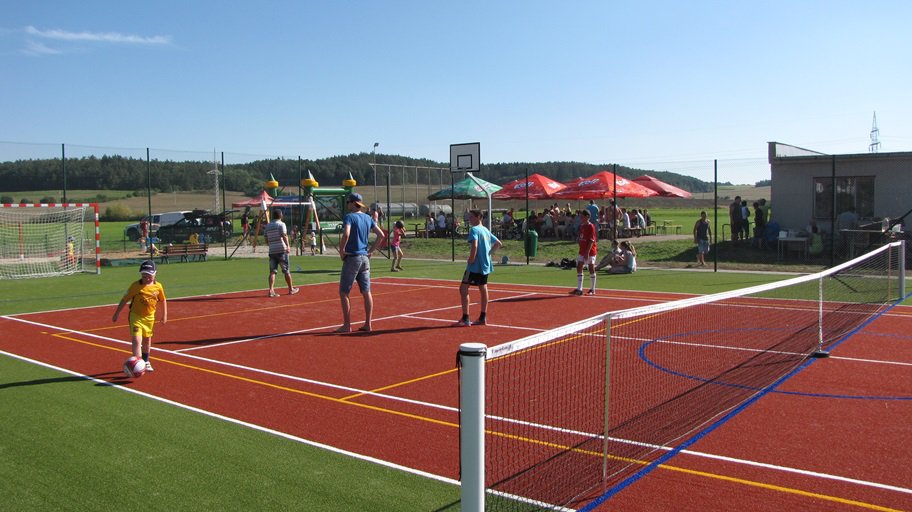 Multifunkční hřiště v podobě tenisového kurtu, basketbalového hřiště a hřiště na malou kopanou.