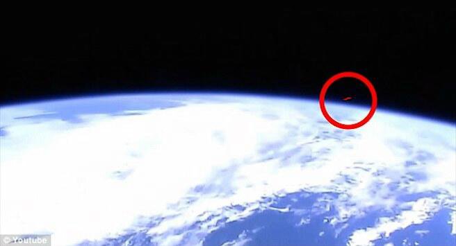 Snímek pocházející z tajných zdrojů NASA... připsaná poznámka pod fotografií: Here, everyone flies as he wants (Tady si každý lítá jak chce).. v podezření Rusko a Čína<br />
- my však víme svoje... pouhý přelet přes  Atlantik.