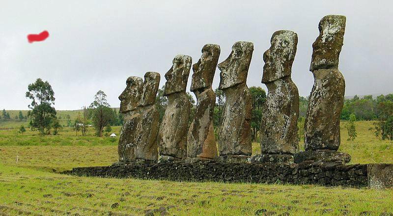 Velikonoční ostrovy... sochy Moay. Těchhle sedm kameňáků se otočilo za červeným úkazem a jsou tak jediní ze všech,kteří jsou otočeni "tváří" k moři. Tento úkaz můžete spatřit na ostrově Ahu Akivi. Zdroj "tajný".  