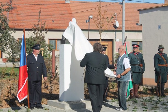 Po projevu byl starostou obce a panem Gabrielem Kopečkem pomník slavnostně odhalen.