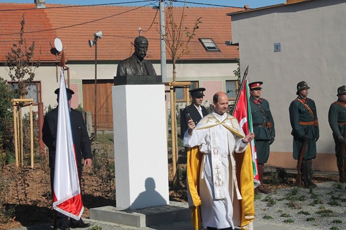 Požehnání pomníku a všem přítomným předal otec Petr Václavek.