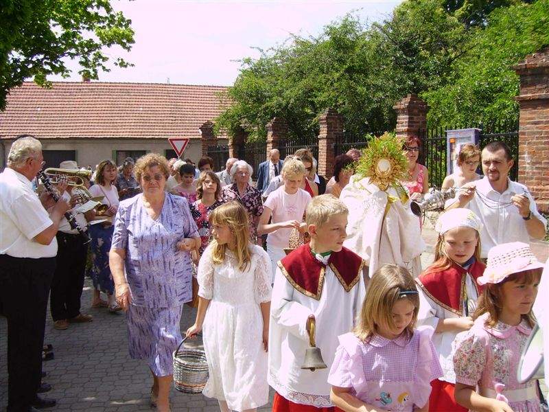 Družičky, ministranti, kněz, muzikanti a následuje průvod věřících: