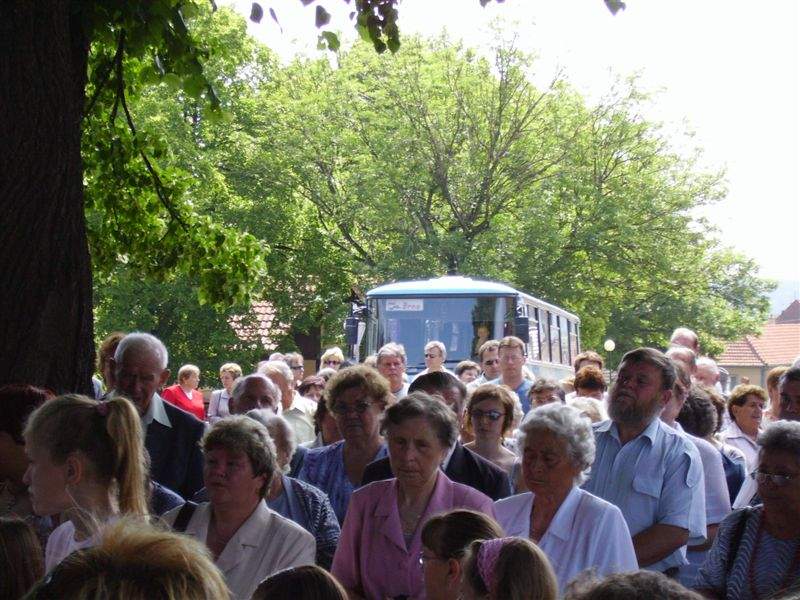 Senoradští poutníci přicetovali převážně autobusem nebo auty, pěšky nešel nikdo :)