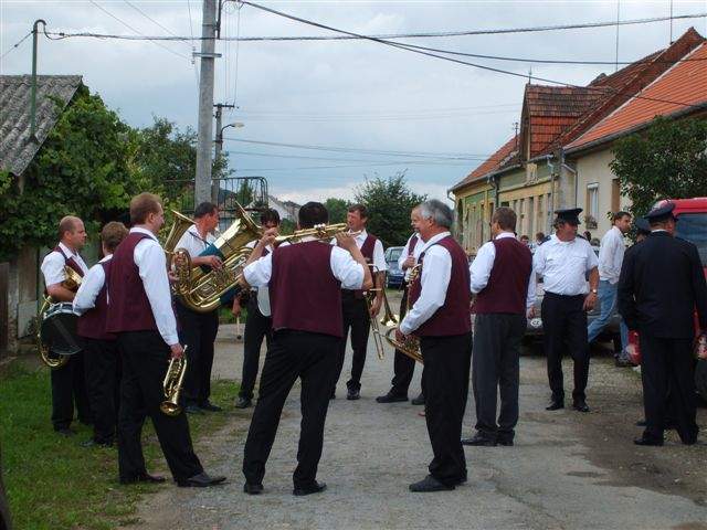 Po mši proběhl průvod obcí, ve kterém dobrovolní hasiči naší obce zvou občany k pouťové zábavě.