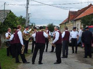 Po mši proběhl průvod obcí, ve kterém dobrovolní hasiči naší obce zvou občany k pouťové zábavě.