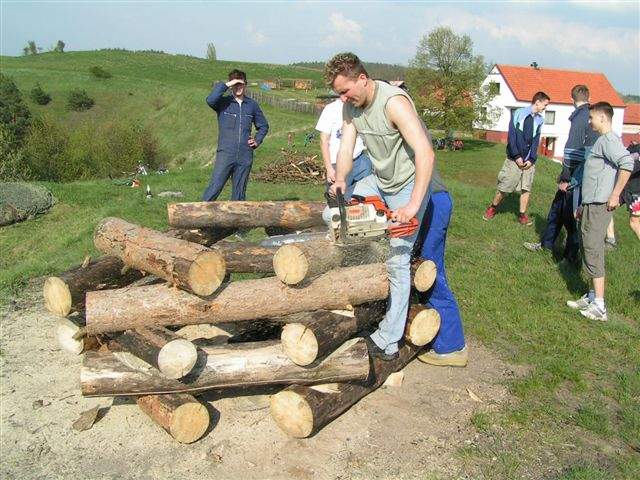 Pálení čarodějnic je tradice která se koná o poslední dubnové noci. Tradičním místem pro toto pálení čarodějnic je v obci Senorady jeden z kopců, na kterém stávala senoradská tvrz Šance.