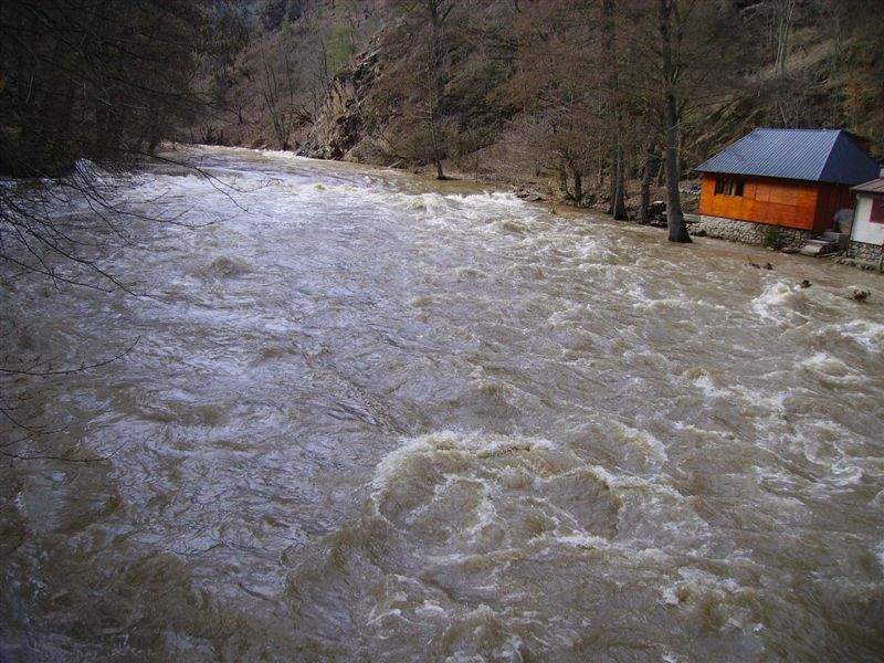 Pohled z mostu u Ketkovského mlýna směrem ke splavu pod hradem Levnovem: