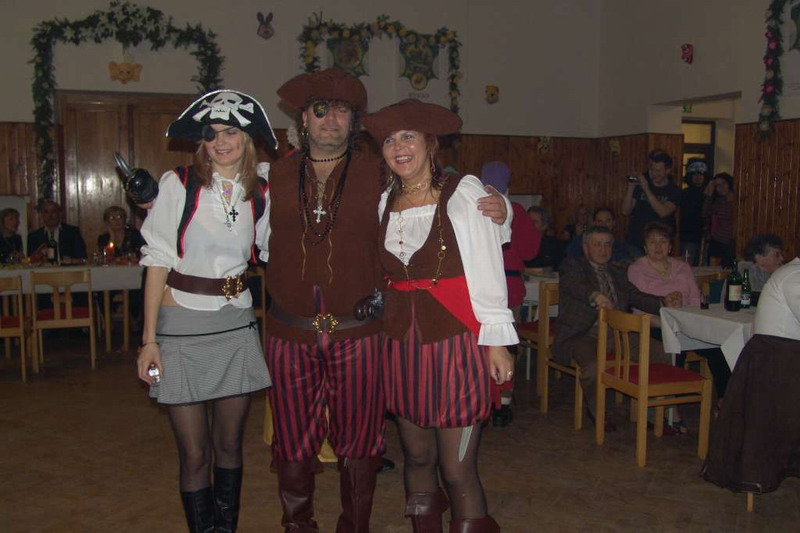 Jack Sparrow a jeho rodinka: (doufám, že cenzura nezasáhne.. nerad bych jim v příštím díle hrál Truhlu mrtvého muže :)