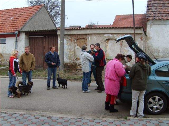 Očkování tradičně probíhá na prostranství za obecním úřadem: