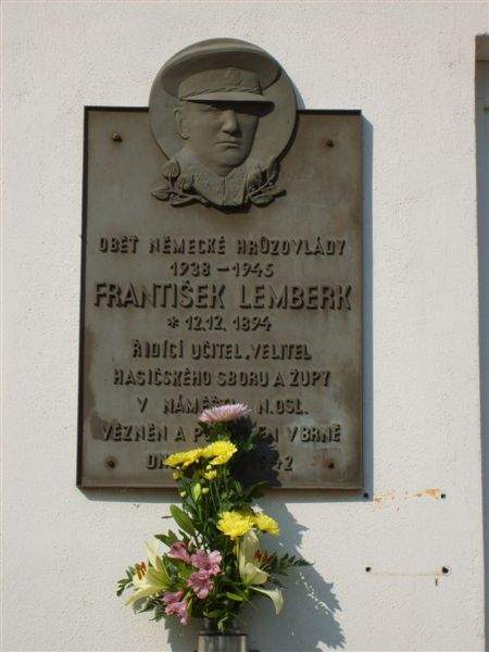 U hasičské zbrojnice položili květiny k pamětní desce Fr. Lemberka a k pomníku obětem 1. světové války.