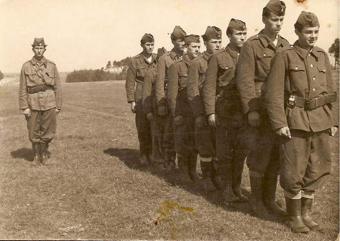 Fotografie z hasičské soutěže v Újezdě dne 8.září 1957, na snímku členové sboru ze Senorad: