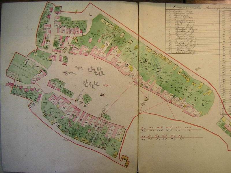 Dům číslo 63, který stojí za kapličkou, byl v roce 1834 zakoupen obcí a byla do něj přestěhována místní škola, která se původně nacházela v domě číslo 57. Dům číslo 63 později fungoval jako obecní hostinec. <br />
Dům číslo 62, který stál východně od obce, fungoval jako hájenka a jeho vlastníkem byl šlechtický rod Lichtenštejnů.<br />
Části obce jako je Vévoz, Konec, Šance, Loh a další v této době neexistovaly. Byla pouze Malá a Velká Strana a několik domků za západním koncem Malé a Velké Strany a hájovna na východním konci obce (obec zde končila v místech dnešní autobusové zastávky U kovárny). Na západní straně obec končila někde v místech bývalé rybárny (po silnici směrem k řece Oslavě) a někde za zahradou bývalého hostince U Matoušků (po silnici směr Mohelno).<br />
<br />
Zdroj: MZA Brno