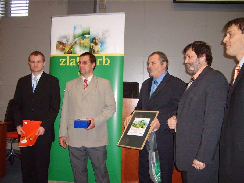 Zleva: M.Patočka (autor el. služby), L.Koláčný (místostarosta), J.Staněk (starosta), V.Kodet (náměstek hejtmana), J.Savický (organizátor soutěže)