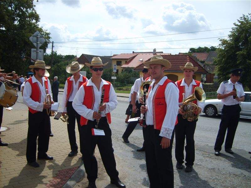 Po mši prošli muzikanti a hasiči obcí a zvali na odpolední pouťovou zábavu: