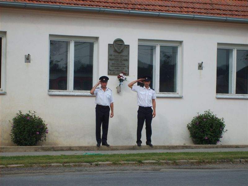 Položení kytice u pamětní desky Františka Lemberka na požární zbrojnici: