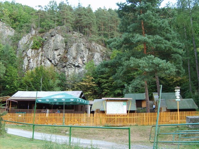 Nyní se můžeme buď vrátit stejnou cestou do Senorad a nebo pokračovat dále po asfaltové lesní cestě do obce Biskoupky (rodiště Vítězslava Nezvala).