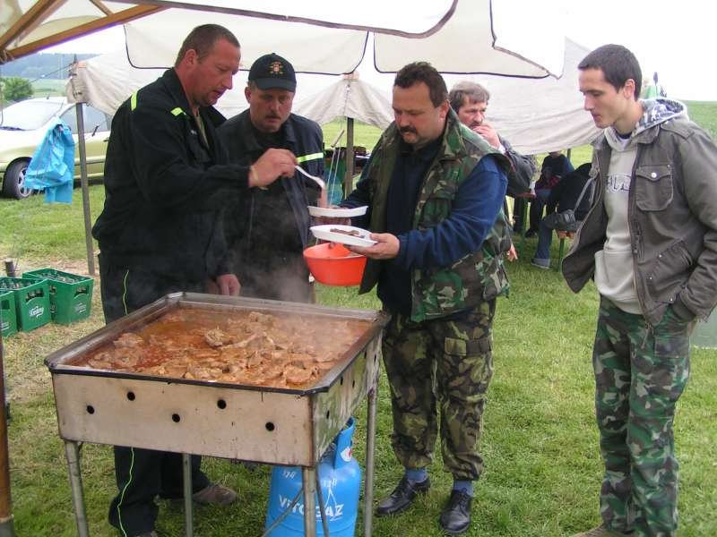 Občerstvení pro mladé rybáře bylo vzorně nachystáno....