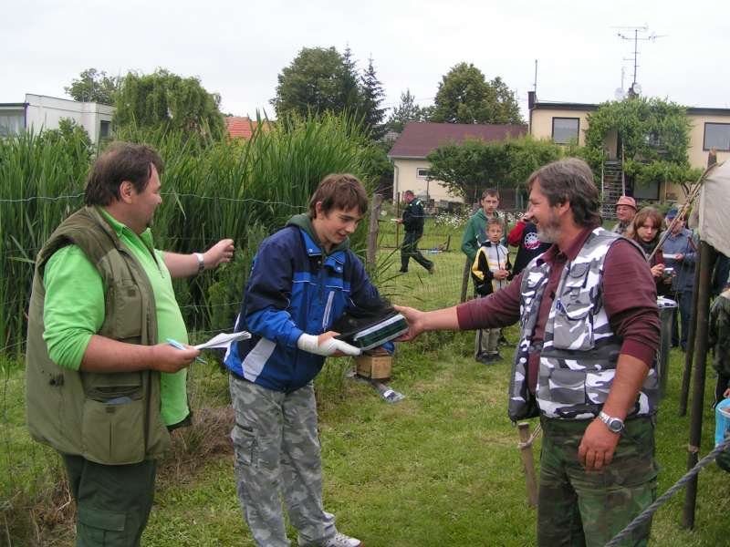 Cenu za největší úlovek si převzal Honza Vaněk...pstruh duhový 51 cm.