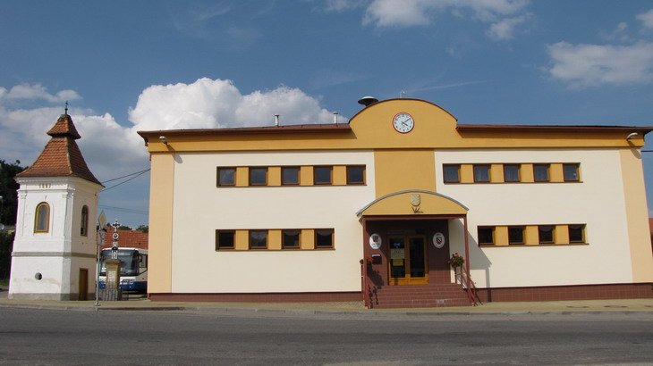 Výlet zahájíme v Senoradech u autobusové zastávky naproti obecnímu úřadu.