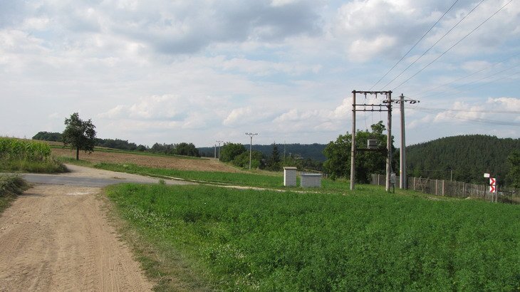 Po polní cestě se dostaneme až k silnici na Mohelno, kterou překročíme, a vydáme se dál po další polní cestě, na kterou se napojíme u transformátoru.