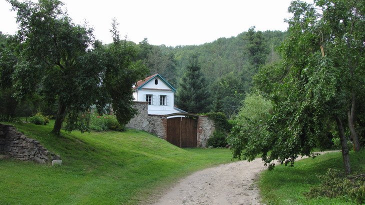 Dojdeme až k Senoradskému mlýnu, kde se dáme doleva podél náhonu.