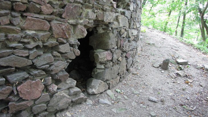 Na hradě Kraví Hora jsou pozůstatky dvou masivních oválných věží.