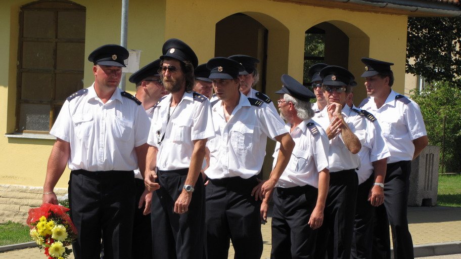 Členové Sboru dobrovolných hasičů jsou nastoupeni k pochodu.