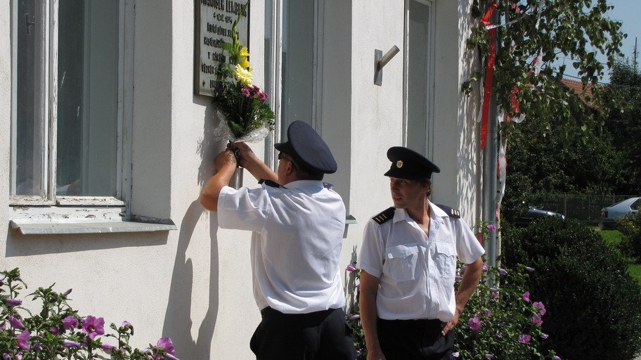 Hasiči položili kytice k pomníku obětem 1. světové války a k pamětní desce Františka Lemberka.
