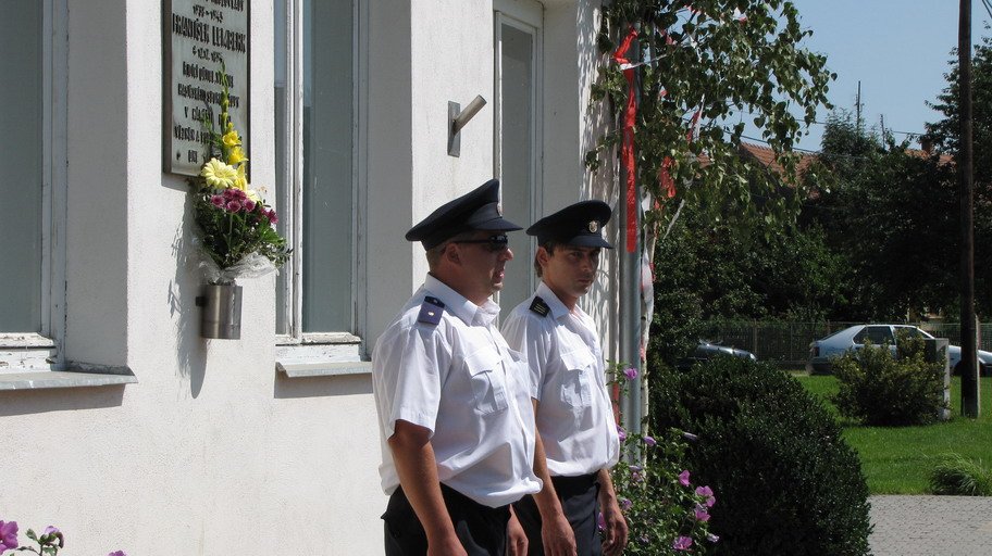 U pamětní desky Františka Lemberka na hasičské zbrojnici.