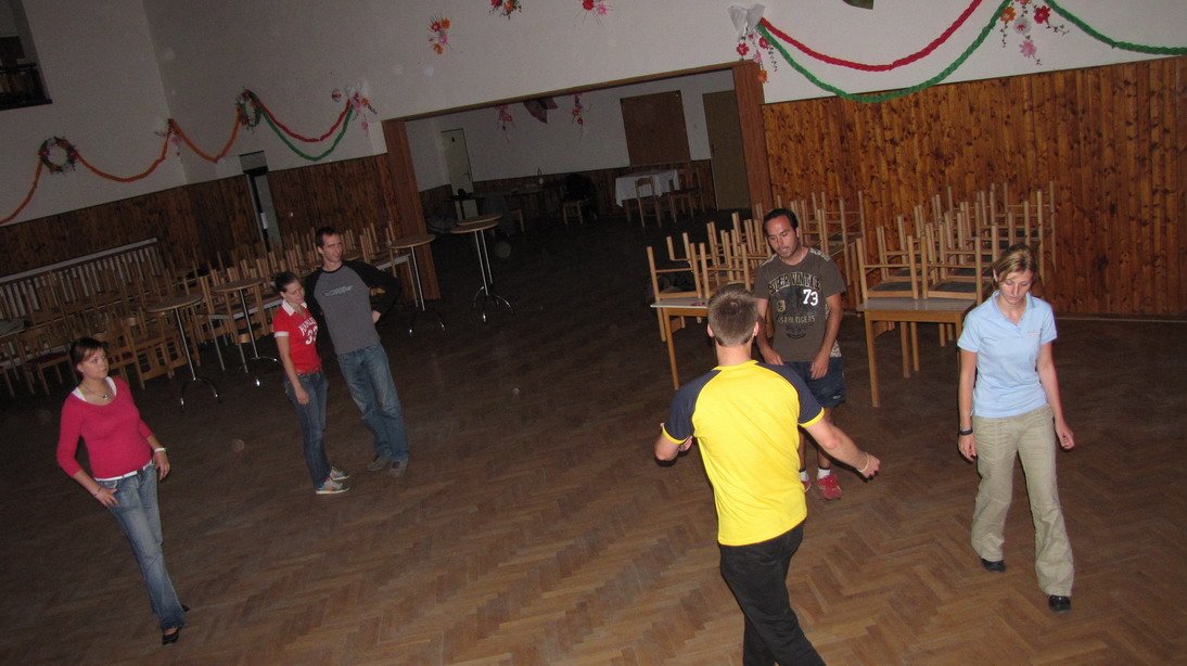 Pozvaný taneční mistr Jan Žlutý vysvětluje pokročilou taneční choreografii:
